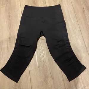 Lululemon Black Textured Capri Leggings, Size 6